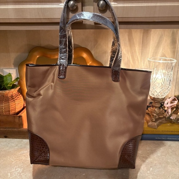 Stylish Brown Shoulder Bag with Leather Trim and Comfortable Handles nwot - Picture 9 of 16